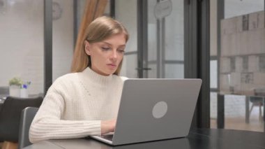 Çalışma Alanında Dizüstü bilgisayarda Yazan Yaratıcı Genç Kadın