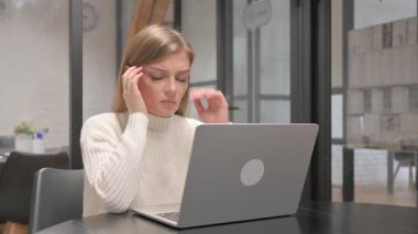 Çalışma Alanında Migreni Olan Yaratıcı Genç Kadın