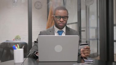 Afrikalı İşadamı Çevrimiçi Alışveriş Başarısızlığına Tepki Verdi