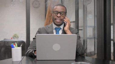 Afrikalı İşadamı Çalışma Alanında Telefonda Konuşuyor