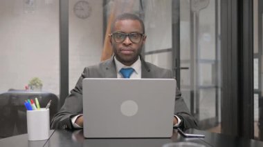 Afrikalı İşadamı Ofisteki Kameraya Ciddi Bakıyor