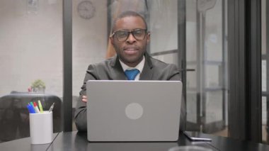 Heyecanlı Afrikalı İş Adamı Çalışma Alanındaki Kameraya Gülümsüyor
