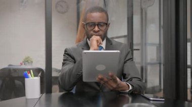 Afrikalı İşadamı Dijital Tablet üzerinde çalışıyor