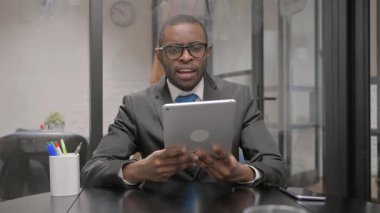 Afrikalı İşadamı Çalışma Alanında Tablet 'te Video Sohbeti Yapıyor