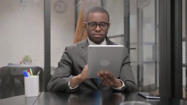 Afrikalı İşadamı Tablette Başarı Kutlaması