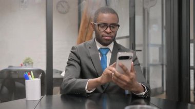 Afrikalı İşadamı Çalışma Alanında İnternet Taraması Yapıyor