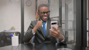 Afrikalı İşadamı Çalışma Alanında Telefonda Kazanmak İçin Heyecanlı