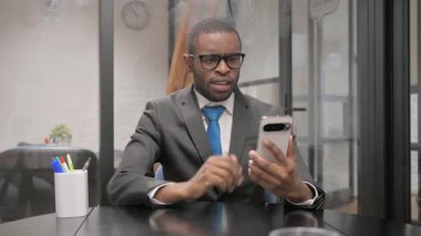 Afrikalı İşadamı Çalışma Alanında Tablet 'te Video Sohbeti Yapıyor