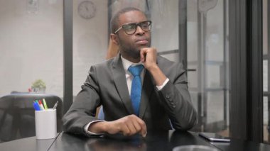 Dalgın Afrikalı İşadamı Beyin Fırtınası Yeni Bir Fikir Çalışıyor