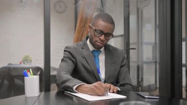 Afrikalı İşadamı Çalışma Alanında Mektup Yazıyor