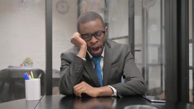 Yorgun Afrikalı İş Adamı Ofiste Otururken Uyuyor