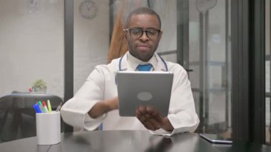 Dijital Tablet üzerinde çalışan Afrikalı Erkek Doktor