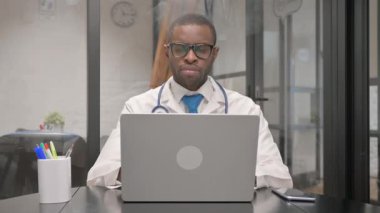 Afrikalı Erkek Doktor Klinikteki Kameraya Bakıyor