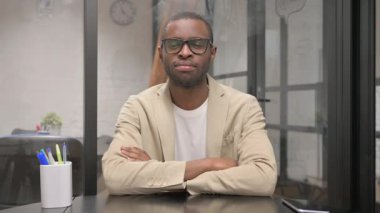 Ciddi Olgun Afrikalı Yetişkin Adamın Portresi