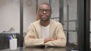 Gülümseyen Yetişkin Afrikalı Adam Portresi