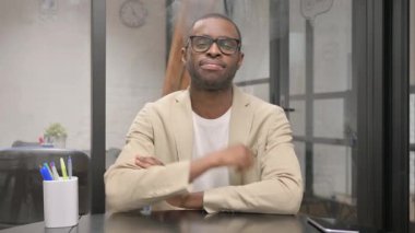 Başparmakları havada Afrikalı Adam Portresi