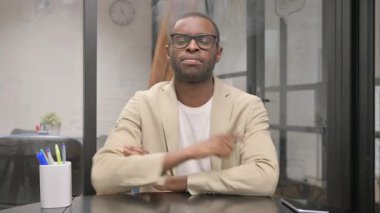 Olgun Yetişkin Afrikalı Erkek Portresi İnkâr Ediyor