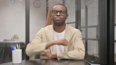 Başparmakları Aşağı İnmiş Afrikalı Adam Portresi