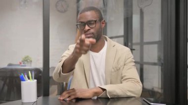 Kamerayı gösteren Afrikalı Adam Portresi