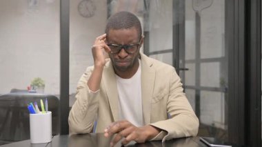 Baş Ağrısı Olan Yetişkin Afrikalı Adam Portresi