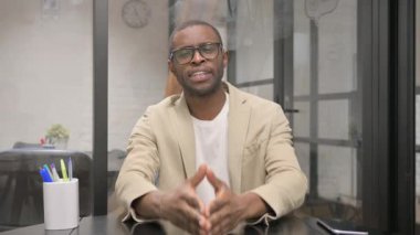 Yetişkin Afrikalı Adam Video Sohbeti Yapıyor