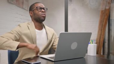 Afrikalı Adam Sırt Yorgunluğu ve Ağrısı Var