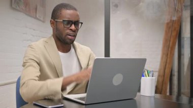 Dizüstü bilgisayarda Afrikalı Adam Başarı Kutlaması