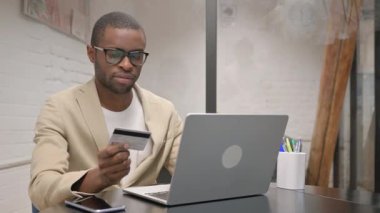 Afrikalı Adam Çevrimiçi Alışverişten Hoşlanıyor