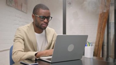 Laptop 'ta Afrikalı Adam Kaybından Şok Oldu