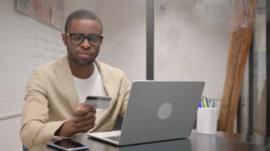 Çevrimiçi Alışveriş Başarısızlığına Afrikalı Adam Tepki Veriyor