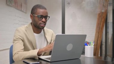 Afrikalı Adam Ofisteki Kameraya Ciddi Bakıyor