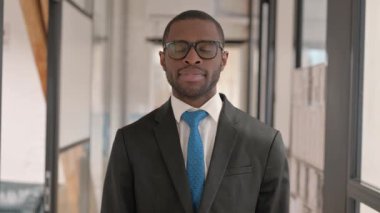 Afrika işadamı kameraya bakarak gülen portresi