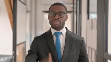 İnsanları davet eden kendinden emin Afrikalı iş adamının portresi