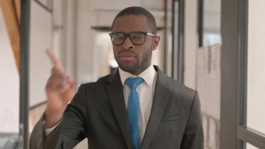 Memnun Olmayan Afrikalı İşadamının Reddedilen Hareketli Portresi