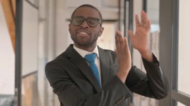 Ekibi Alkışlayan Afrikalı İşadamı Portresi