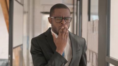 Esneyen Afrikalı İşadamının Portresi Dinlenmeye, İş Yüküne İhtiyaç Var