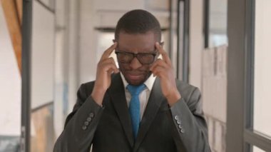 Ofisinde Baş Ağrısı Olan Afrikalı İş Adamının Portresi