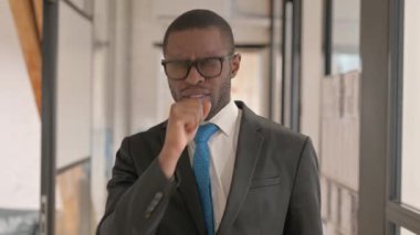 Öksüren Afrikalı İşadamının Kötü Hissettiği Portresi