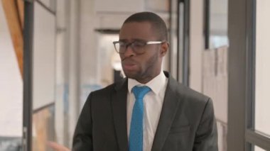 Ofiste Dans Eden Gülümseyen Afrikalı İş Adamının Portresi