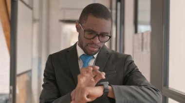 Akıllı Saat kullanan Afrikalı İşadamının Portresi