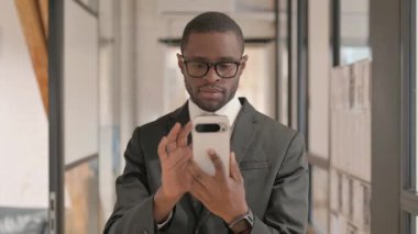 Telefon kullanan Afrikalı İşadamının Portresi