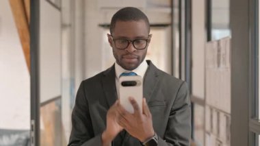 Telefonda Başarı Kutlaması yapan Afrikalı İş Adamının Portresi