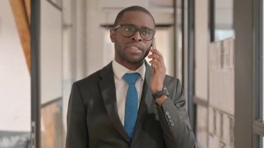 Afrikalı İş Adamının Telefonda Konuşan Portresi