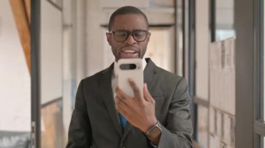 Afrikalı İş Adamının Telefonda Video Sohbeti Yaparken Portresi