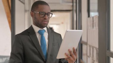 Dijital Tablet üzerinde çalışan Afrikalı İşadamının Portresi