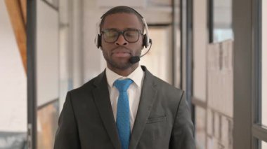 Çağrı Merkezi 'nde kulaklıklı Afrikalı Adam Portresi