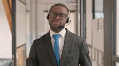 Çağrı Merkezi 'nde kulaklığı olan Afrikalı Adam Başparmağını kaldırdı