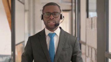 Kulaklıklı Afrikalı Adam Çağrı Merkezi 'nde Video Sohbeti Yapıyor