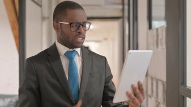 Tablet 'te Video Sohbeti yapan Afrikalı İş Adamının Portresi