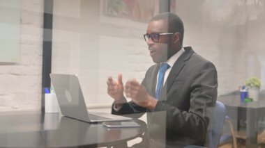 Afrikalı İşadamı Dizüstü bilgisayarında Başarı Kutlaması